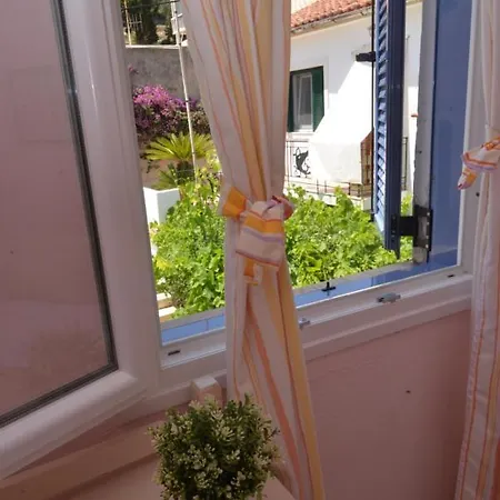 Flora Maisonette 2 Гайос