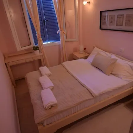 Flora Maisonette 2 Apartment